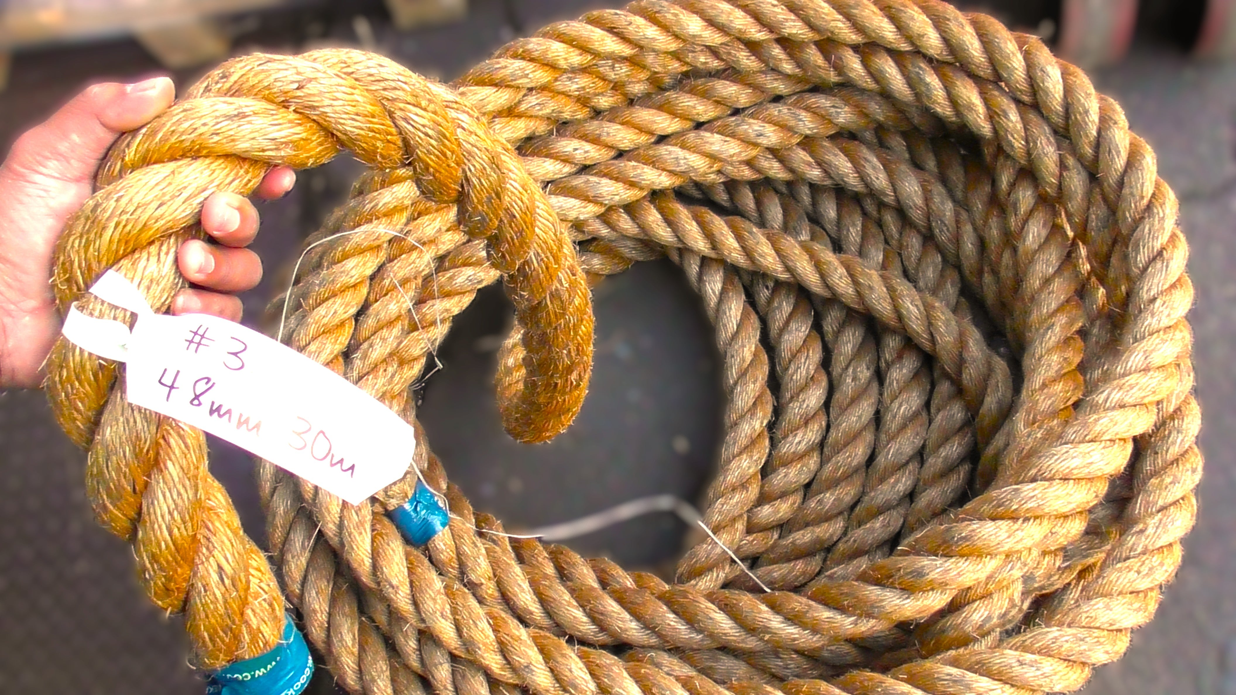 Special Manila Rope Shorts 48mm - 30m, showcasing a hand holding the rope with a label detailing the measurements.