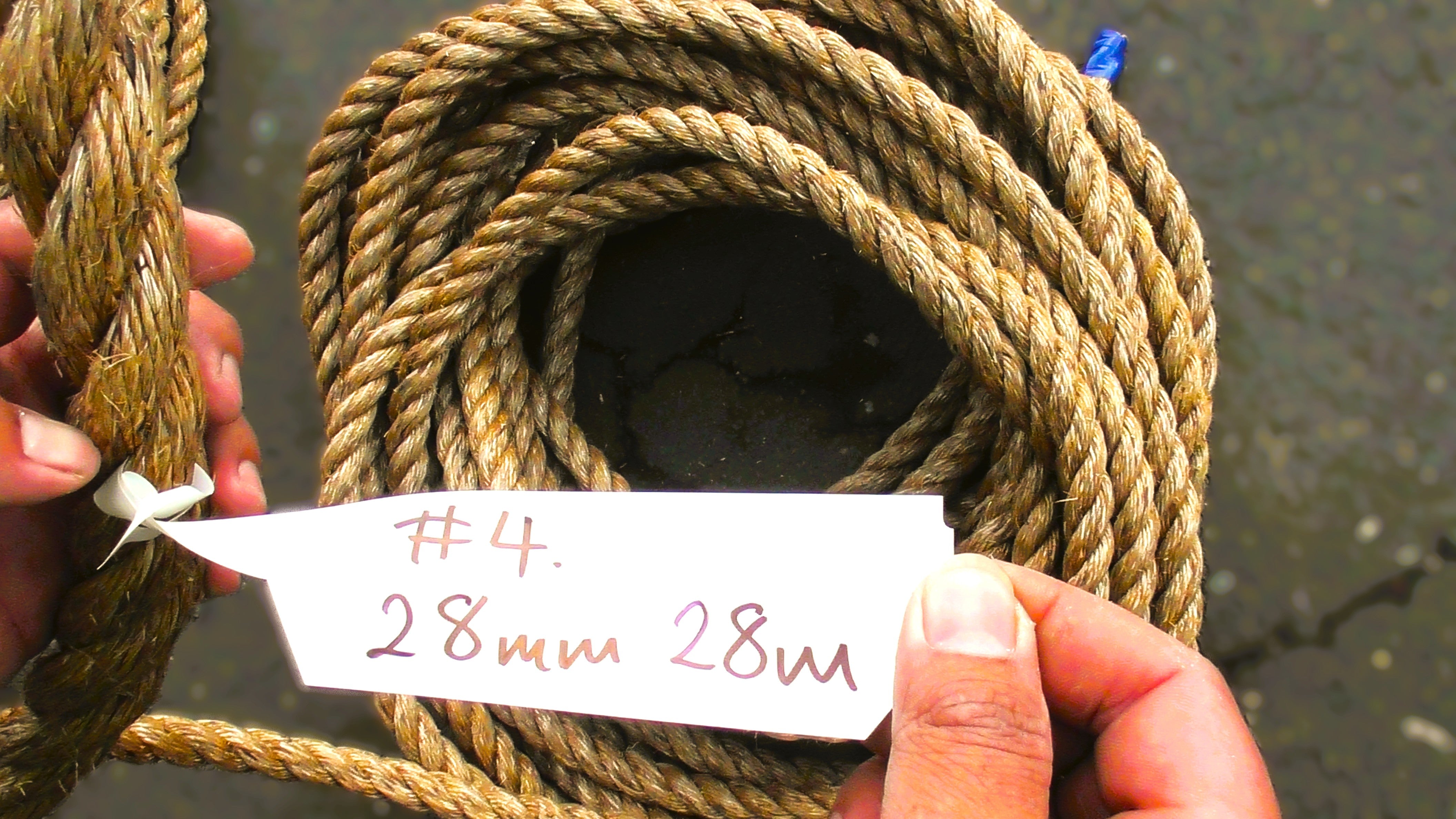 Special Manila Rope Shorts 28mm - 28m displayed with a tag indicating size in a person's hands.