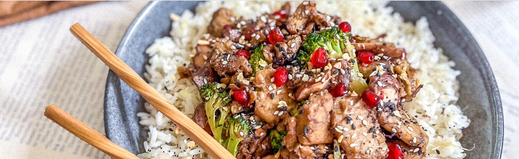 Sesame chicken with pomegranate and ginger rice