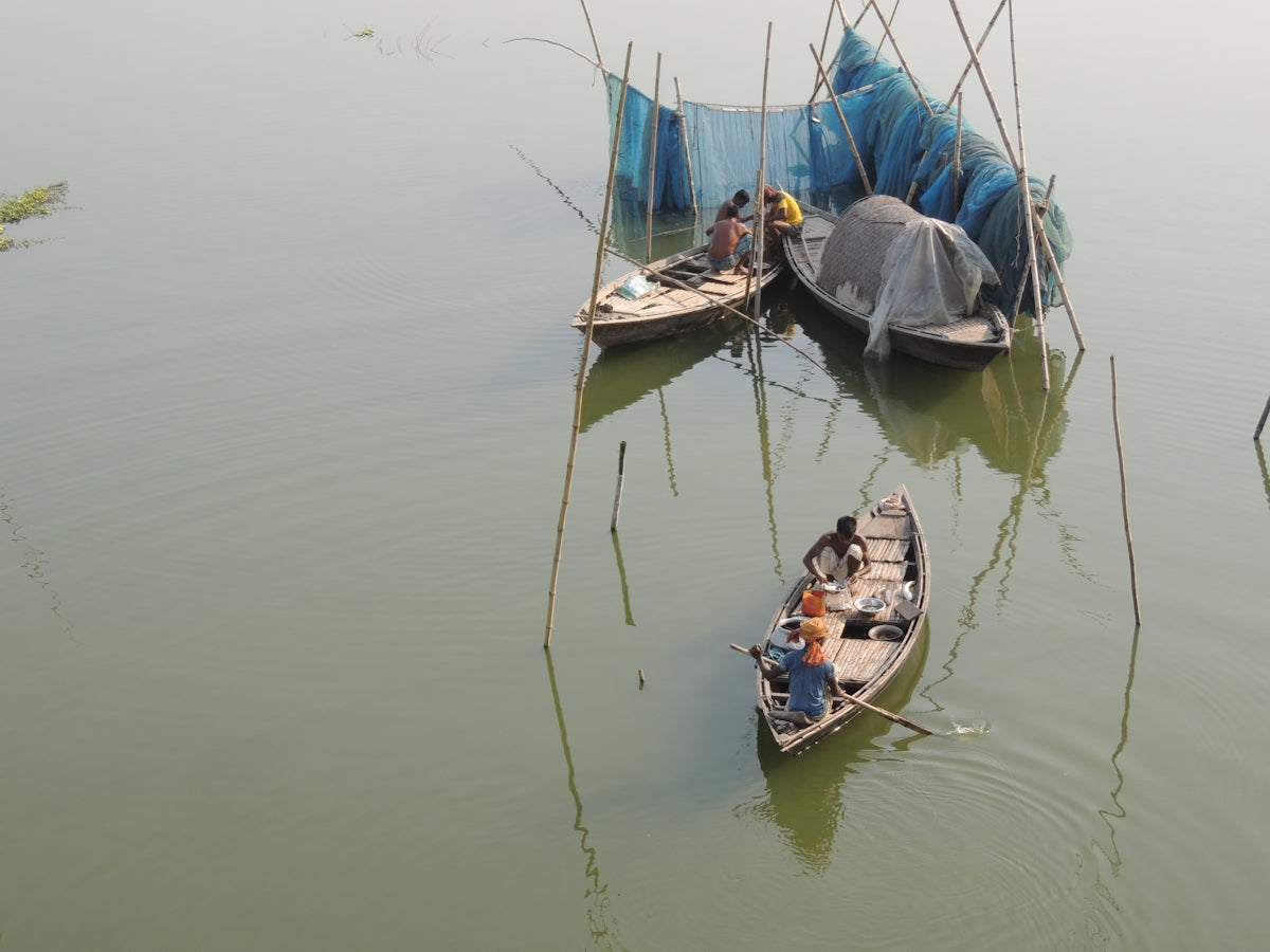 a couple of small boats floating on top of a lake