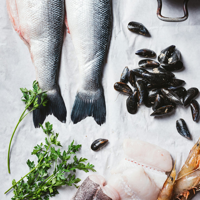 A table topped with different types of seafood