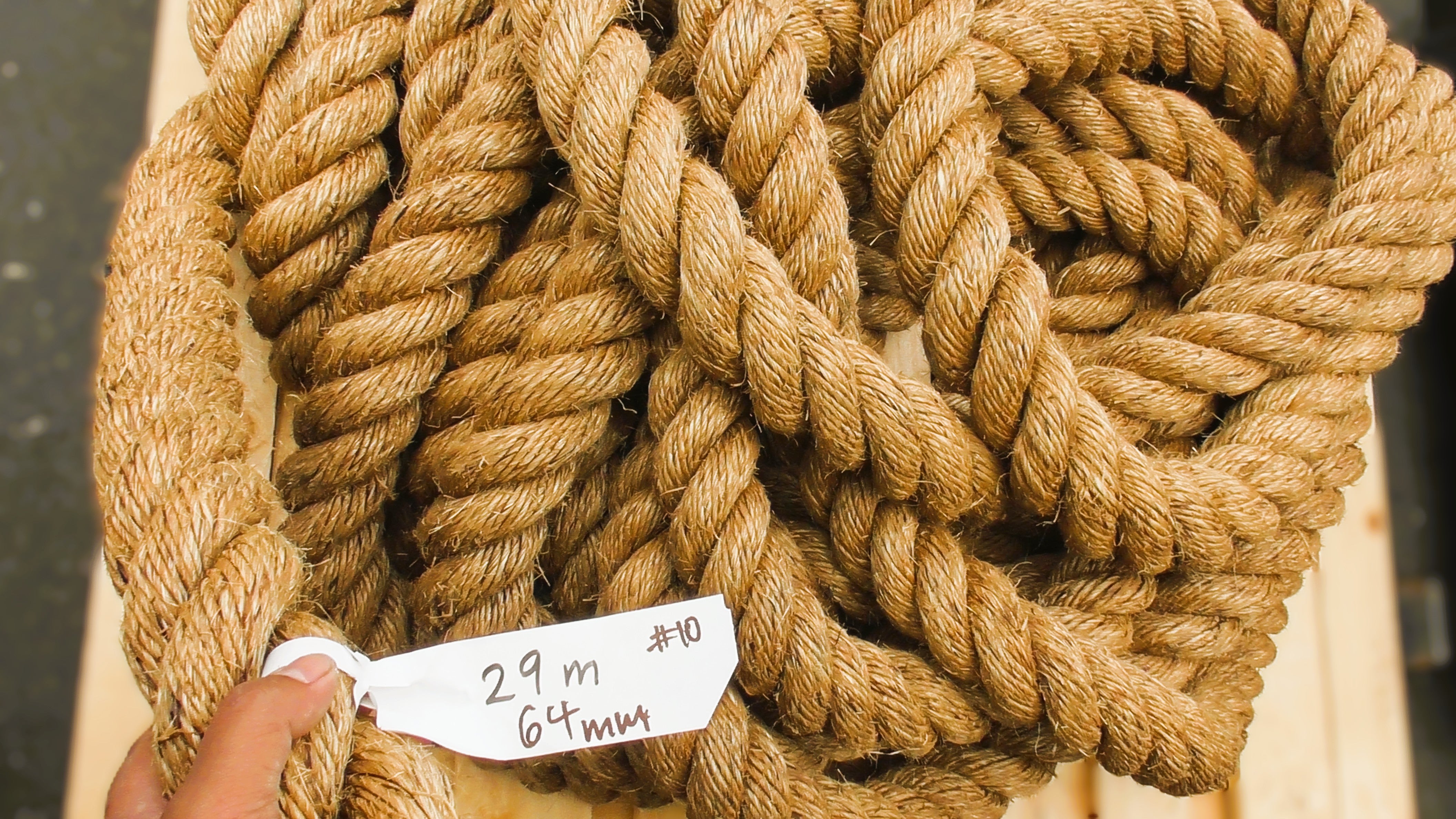 Special Manila Rope Shorts 64mm - 29m, showcasing natural sisal rope with a visible tag for measurements.