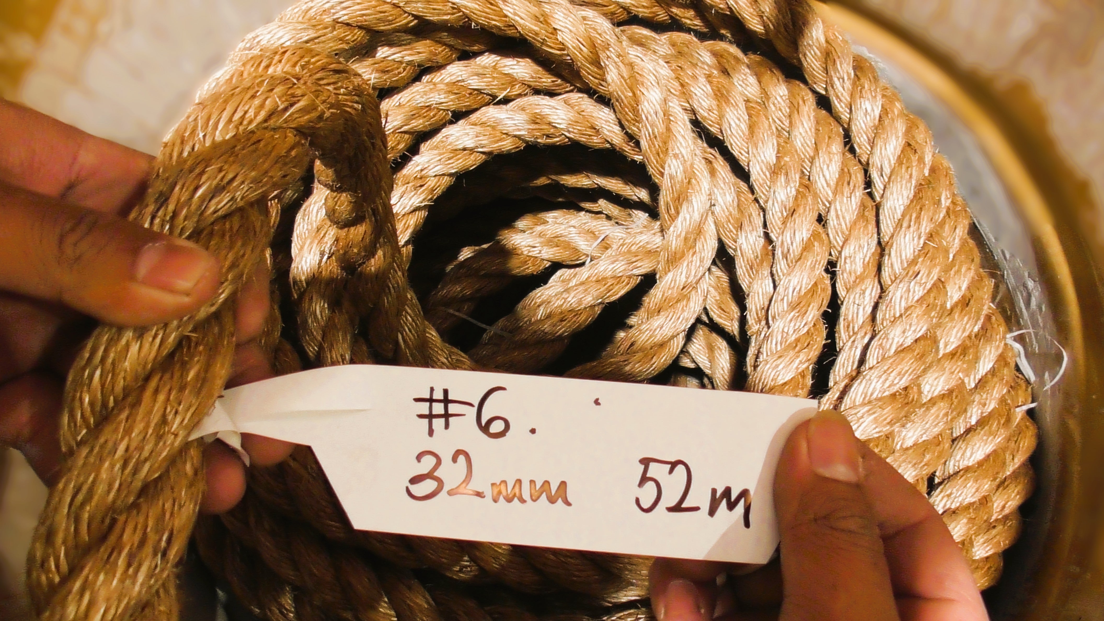 Special Manila Rope Shorts 32mm - 52m displayed with hands holding a label on the coiled rope.