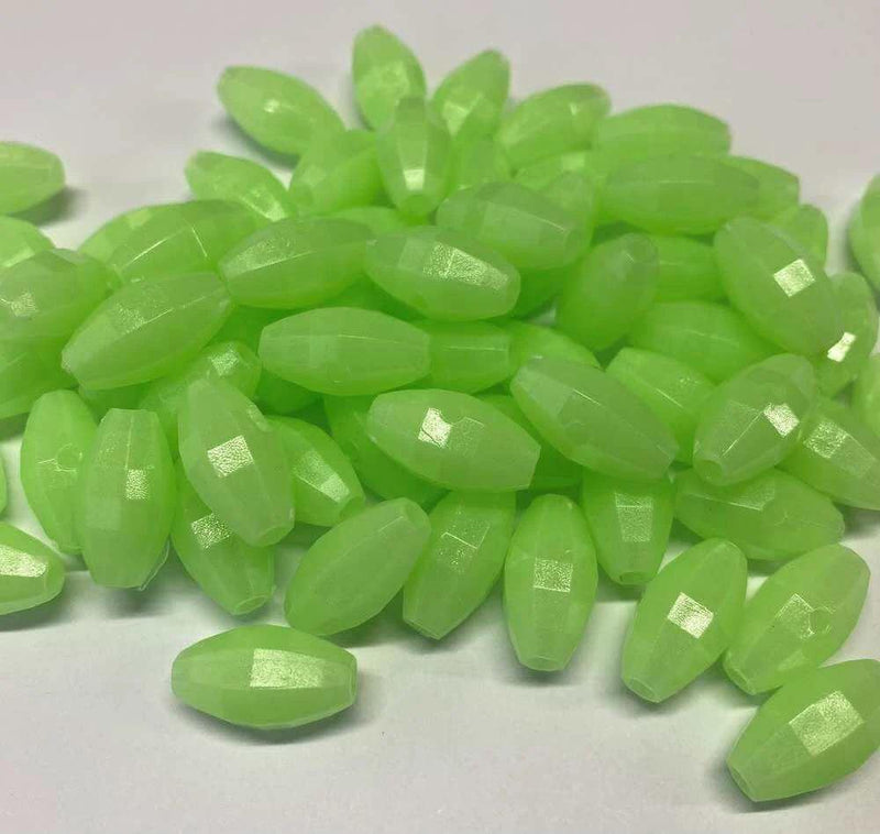 Luminous Oval Bead Pack of 500, glowing green fishing beads for attracting fish in murky waters.